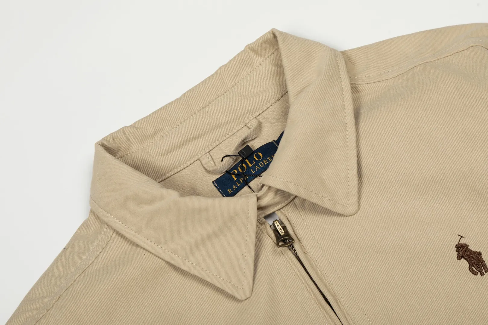 P300 top quality" Style number: 8101# (not off the shelves all year round) [Ralph Lauren/Ralph Lauren old cadre pony embroidered armband POLO jacket] ✅Ralph Lauren Ralph Lauren classic basic American retro old cadre goddess style jacket ✅Pure cotton high-gram heavy wash, soft, comfortable and tangible, upright and textured ✅Customized Vintage bronze double-open zipper head to restore the same quality as the cabinet version ✅This style: White/khaki color. There are waist patterns inside the threads of the collar and cuffs. Please note~ ✅Retro versatile jacket. The upper body is very flattering. Versatile model YYDS~ ✅Versatile for daily wear and work wear. ✅The upper body is simple and easy to wear. A must-have for goddess ootd. Good-looking clothes are never too picky. A must-have in the goddess' wardrobe. Size: S-XL. Color: White, yellow, red, navy, khaki, pink, light blue, olive green.